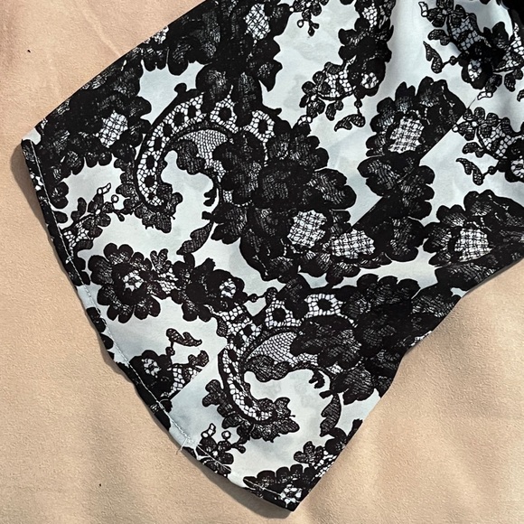 Women’s Vince Camuto cut out shoulder long sleeve B/W floral pattern top - Picture 7 of 10